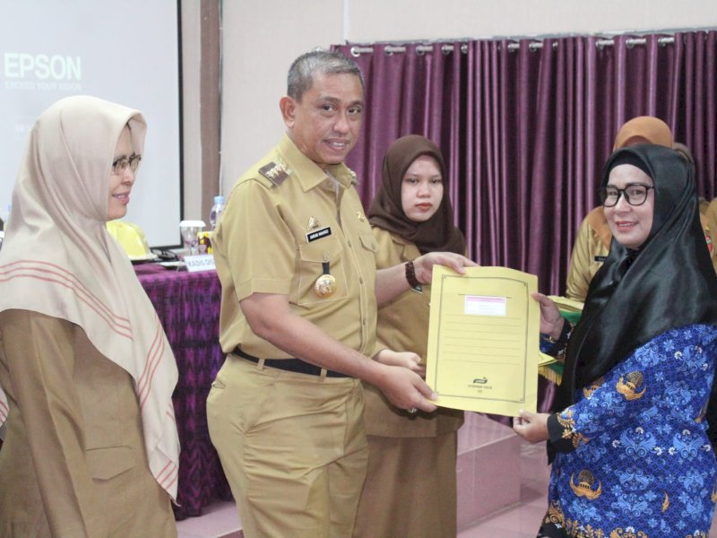 Bupati Wajo Amran Mahmud menyerahkan Surat Keputusan (SK) Pengangkatan kepada 67 orang Pegawai Pemerintah dengan Perjanjian Kerja (PPPK). 
