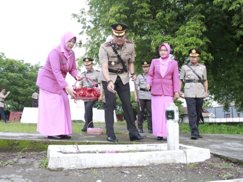 Polres Bulukumba melaksanakan upacara dan ziarah rombongan di Taman Makam Pahlawan (TMP) Taccorong, Senin kemarin (26/6/2023).