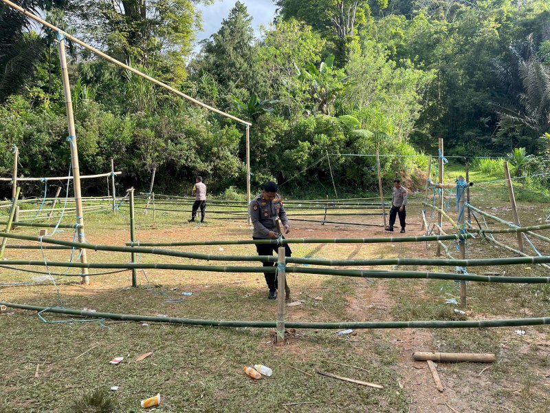 Arena judi sabung ayam akhirnya dibongkar petugas. 