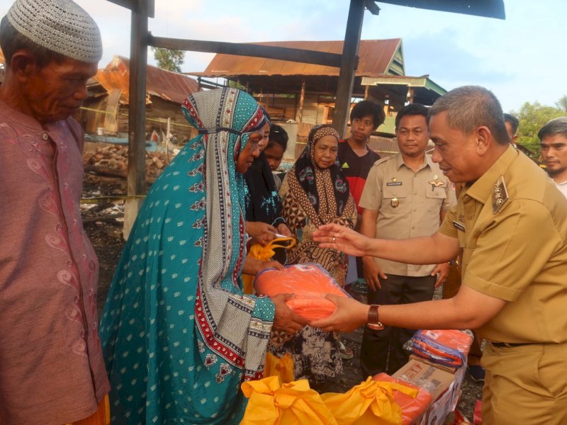 Bupati Wajo Amran Mahmud mengunjungi warga korban bencana kebakaran di Desa Paojepe, Kecamatan Keera, Selasa (27/6/2023) sore. 