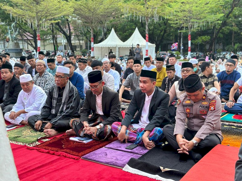 Ketua DPRD Kota Makassar, Rudianto Lallo melaksanakan Salat Idul Adha bersama masyarakat Kota Makassar dan simpatisan warga Muhammadiyah di Anjungan City of Makassar, Pantai Losari, Rabu 28/6/2023.