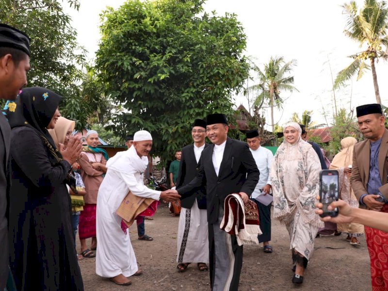 Bupati Bantaeng Ilham Azikin melaksanakan Salat Idul Adha 1444 Hijriah di Desa Borongloe, Kecamatan Pa'jukukang, Kamis (29/6).