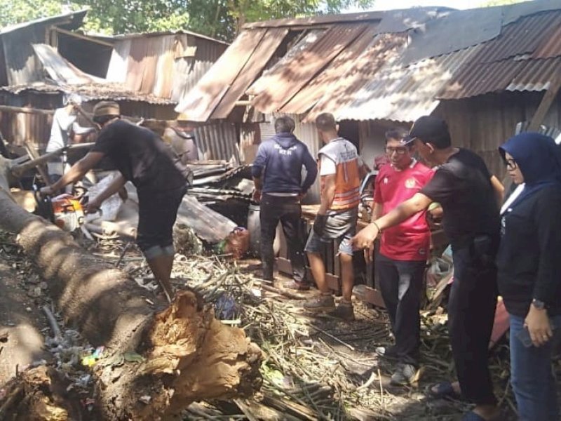 Anggota DPRD Kota Makassar Muchlis Misbah didampingi Lurah Barabaraya Utara St Hadijah meninjau langsung  rumah warga yang tertimpa pohon, di Jalan Muh Yamin. 