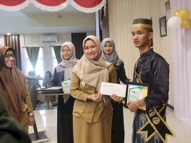 Bupati Indah Putri Indriani menyematkan penghargaan kepada Irghy sebagai Duta Anak 2023.