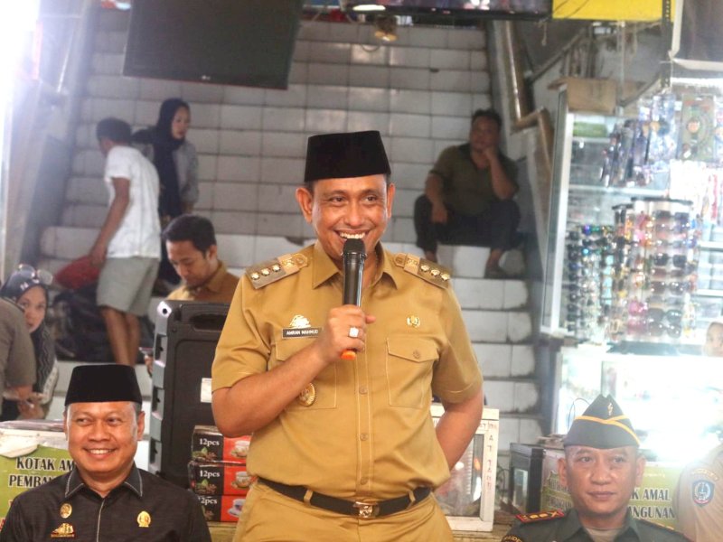 Bupati Wajo Amran Mahmud berkunjung ke Pasar Sentral Sengkang, Senin (3/7/2023). 