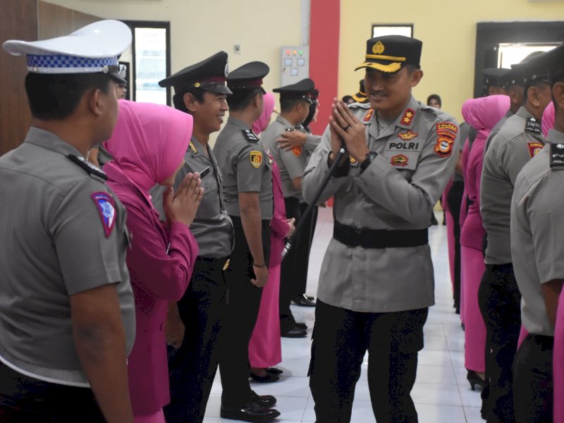 Kapolres Bulukumba AKBP Ardyansyah memimpin upacara kenaikan pangkat (Korp Raport) di Aula Parama Satwika Polres Bulukumba, Senin (3/7/2023).