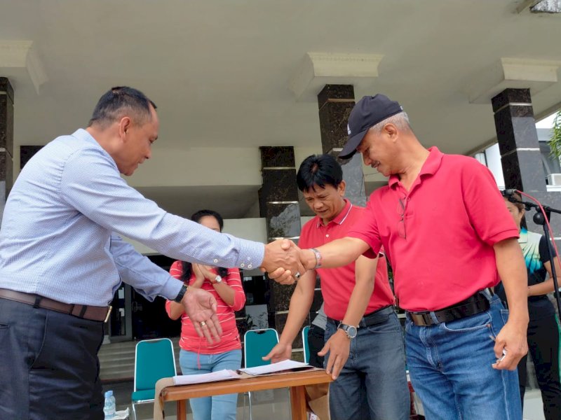 Victor Datuan Batara menyerahkan secara simbolis dua armada trum sampah untuk Pemda Tator. 