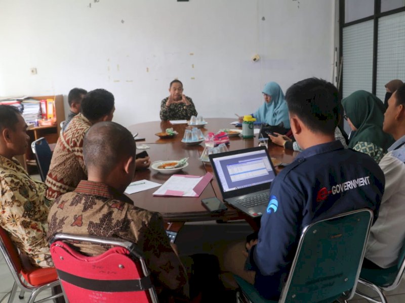 Kepala Diskominfo-SP, Nursalim, saat memimpin Rapat Tindak Lanjut Monev Tematik Bappelitbangda, Kamis (6/7/2023), di Ruang Media Center Diskominfo.