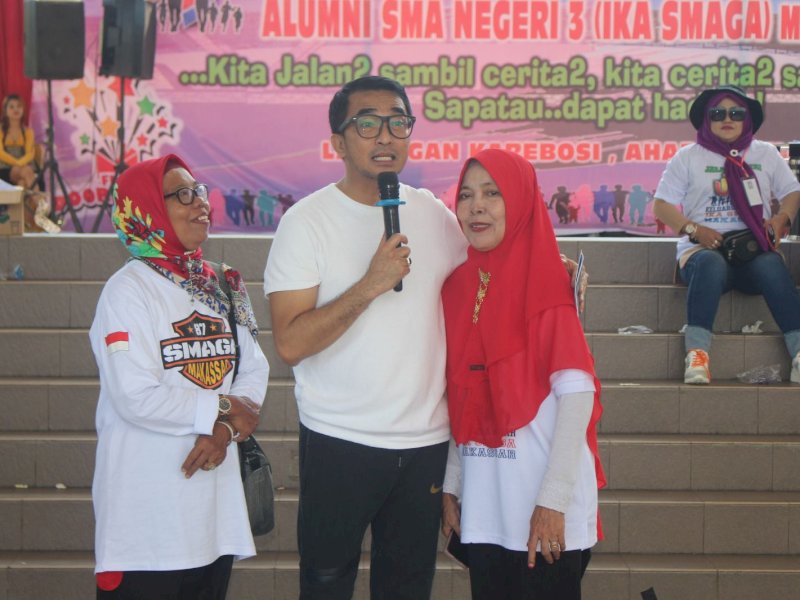 Mario David diapit dia gurunya semasa SMA di acara Jalan santai SMAGA Makassar. 