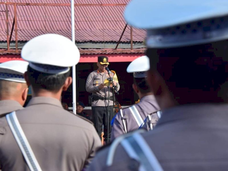 Gelar pasukan di halaman Mapolres Bone dipimpin Kapolres Bone AKBP Arief Doddy Suryawan.
