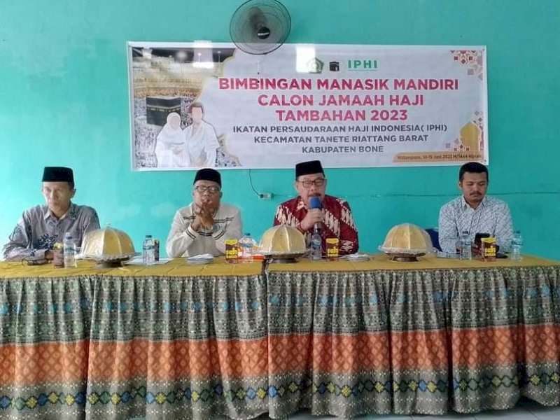 Kakan Kemenag Bone Abd Hafid M Talla (batik merah) saat bimbingan manasik mandiri calon jemaah haji, beberapa waktu lalu. 