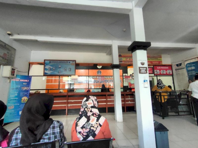 Suasana ruang palayanan Didukcapil Bone. 