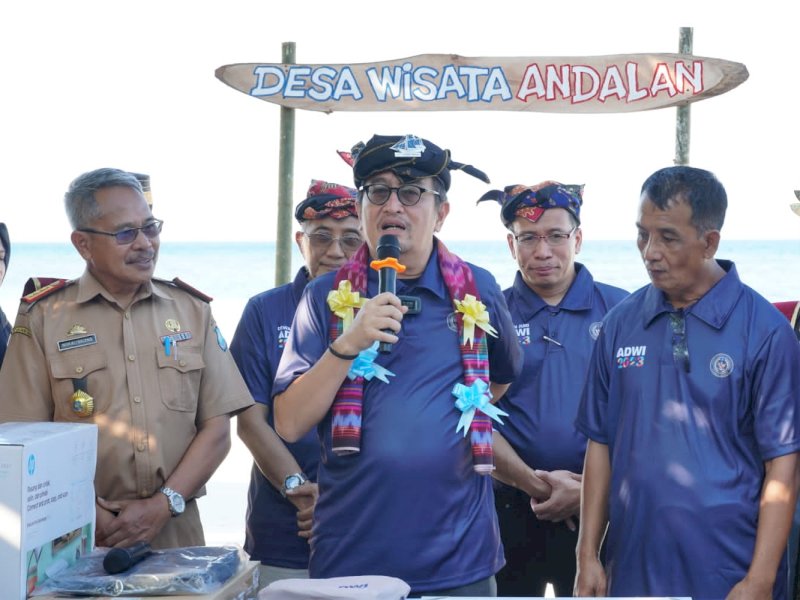 Direktur Tata Kelola Destinasi Kementerian Pariwisata dan Ekonomi Kreatif (Kemenparekraf) RI, Indra Ni Tua mengunjungi Pantai Mandalaria di Desa Lembanna, Kecamatan Bonto Bahari, Kabupaten Bulukumba. 
