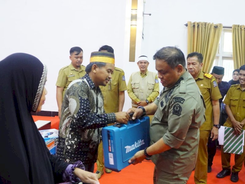 Bupati Bone Fahsar Padjalangi menyalurkan bantuan alat pengembangan usaha kepada 52 KUBE, Senin (10/7/2023).