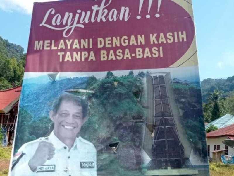 Baliho Kepala Lembang Salu Sarre Andi Surawijaya yang terpasang di jalan. 