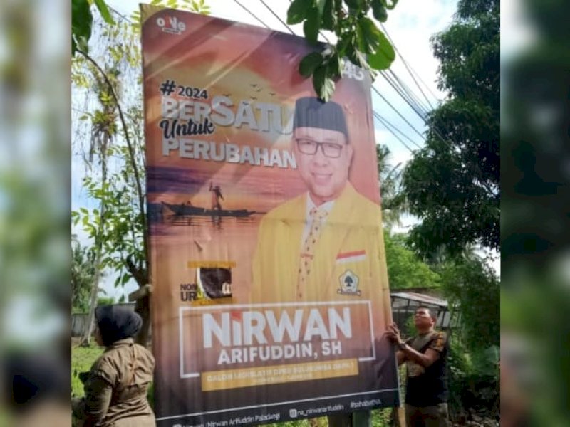 Satpol PP Bulukumba menertibkan baliho yang dianggap melanggar Perda. 