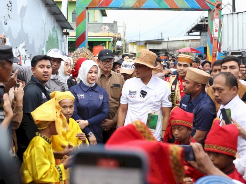 Menteri Pariwisata dan Ekonomi Kreatif Sandiaga Salahuddin Uno, mengunjungi Desa Wisata Lantebung, Kecamatan Tamalanrea, Kota Makassar, Rabu (12/07/2023).
