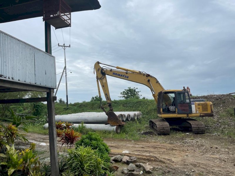 Proses pembangunan Jembatan Soreanglopie di Kecamatan Belawa.