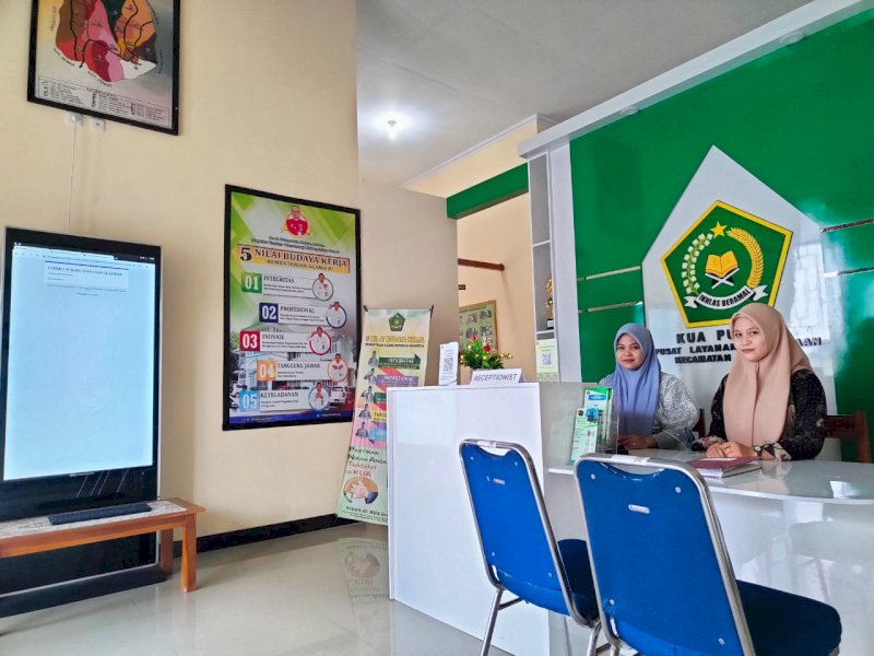 Suasana pelayanan di KUA Kecamatan Ulaweng, Bone. 