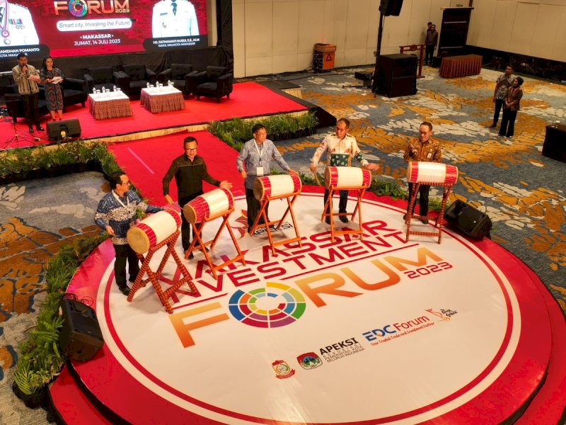 Wali Kota Makassar Moh Ramdhan Pomanto mengukuhkan Dewan Investasi Kota Makassar.