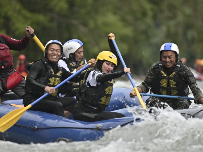 Bupati Luwu Utara Indah Putri Indriani secara resmi membuka kegiatan Jambore Nasional II arus deras Sungai Rongkong di Desa Tulak Tallu, Kecamatan Sabbang, Kamis (14/07/2023).