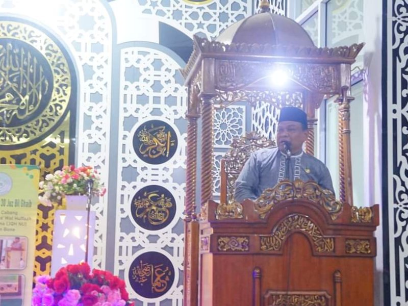 Bupati Bone Andi Fahsar M Padjalangi membuka secara resmi Simaan Al Qur'an di Masjid Besar Istiqbal, Kecamatan Sibulue Kabupaten Bone. 