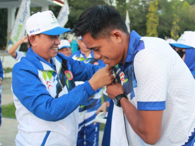 Bupati Wajo Amran Mahmud melepas secara resmi kontingen PGRI Kabupaten Wajo untuk Porseni VI PGRI Sulsel.