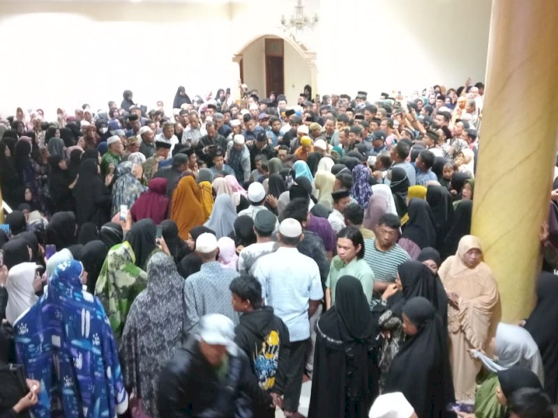 Suasana rumah duka juga tampak haru dan dipenuhi karangan bunga dari lintas tokoh. 
