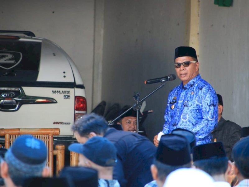 Bupati Bulukumba Andi Muchtar Ali Yusuf bersama Wakil Bupati Andi Edy Manaf melayat ke rumah duka almarhum H Askar HL di Bola Cippe'e, Desa Paenre Lompoe, Kecamatan Gantarang, Senin, 17 Juli 2023.
