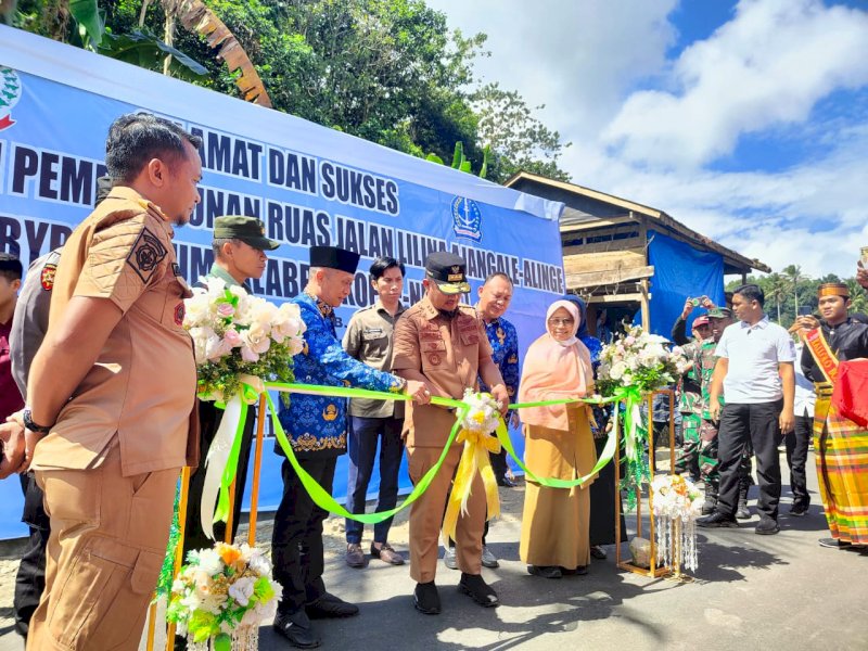 Peresmian pembangunan ruas jalan Bypass Sumpallabbu-Koppe-Ningo di Desa Timusu Kecamatan Ulaweng, Kabupaten Bone, Senin (17/7/2023).
