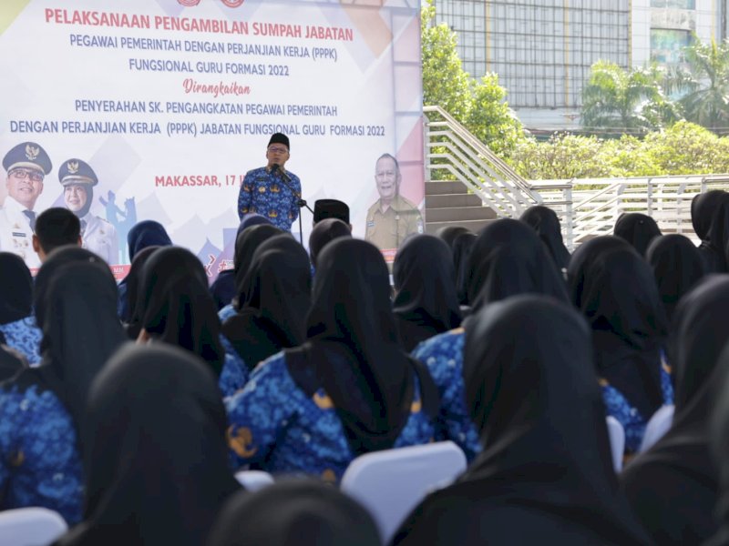 Wali Kota Makassar Moh Ramdhan Pomanto menyerahkan 680 SK PPPK Formasi Guru 2022 
di Lapangan Karebosi, Makassar, Senin (17/07/2023).
