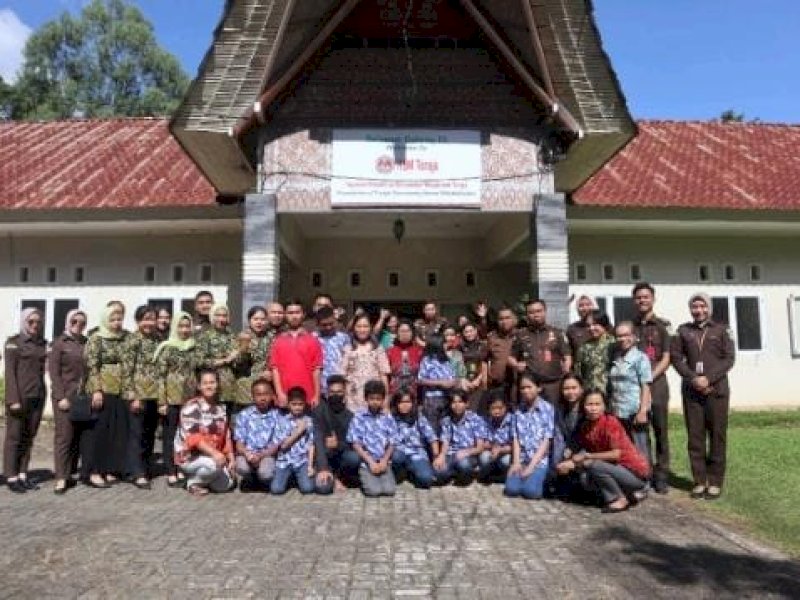 Jajaran Kejari Tator melakukan baksos dan anjangsana. 