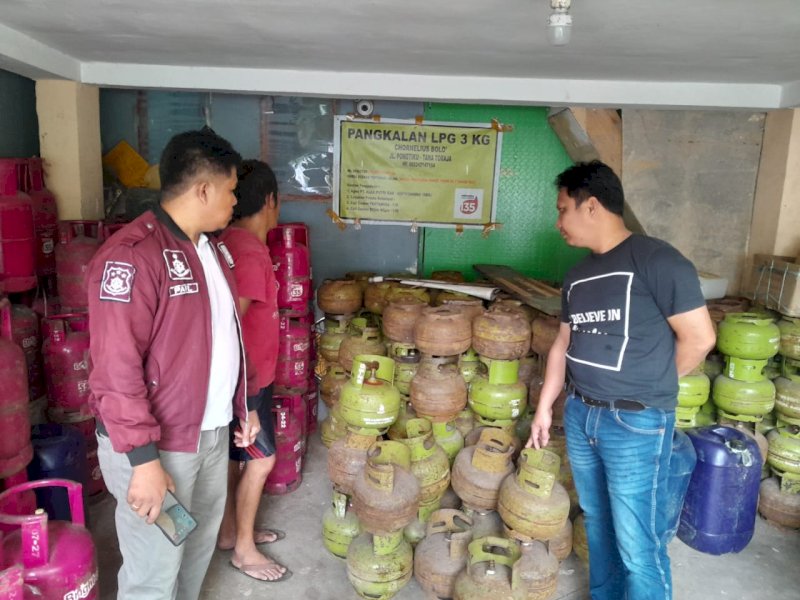 Polres Tana Toraja bersama Dinas Pendustrian, Perdagangan, Koperasi dan UKM melakukan pengecekan terhadap ketersediaan gas LPG 3 kilogram, di sejumlah agen dan pangkalan, Rabu (19/7/2023).