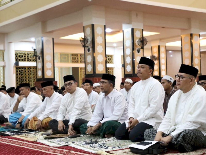 Pemerintah Kabupaten (Pemkab) Bantaeng bersama masyarakat mengelar dzikir, tauziah dan do'a bersama di Masjid Agung Syekh Abdul Gani, Kecamatan Bantaeng (19/07/23).
