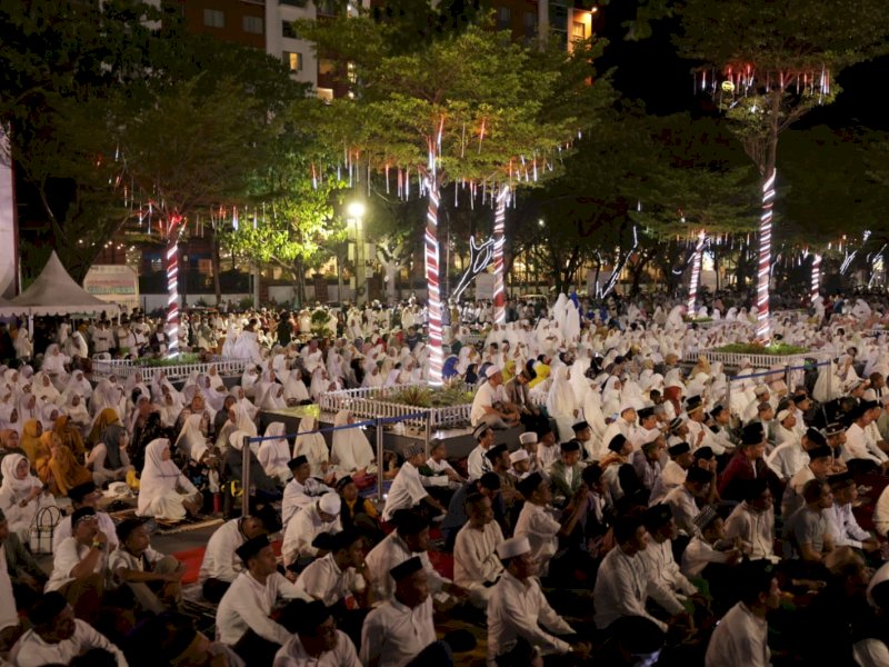 Menyambut Tahun Baru 1 Muharram 1445 Hijriah yang diadakan PCNU Makassar di Anjungan Pantai Losari, Rabu, (19/07/2023), malam.