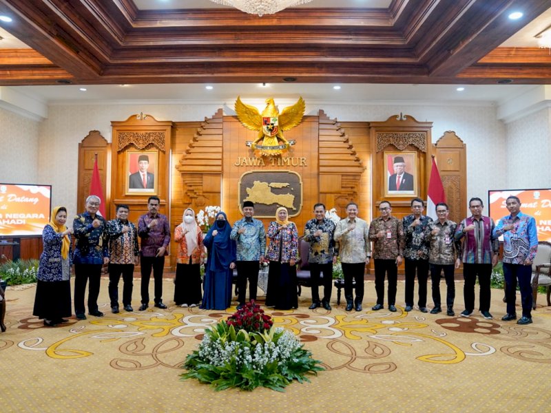 Gubernur Sulawesi Selatan Andi Sudirman Sulaiman bertemu Gubernur Jawa Timur Khofifah Indar Parawansa di Gedung Negara Grahadi, Rabu, 19 Juli 2023.