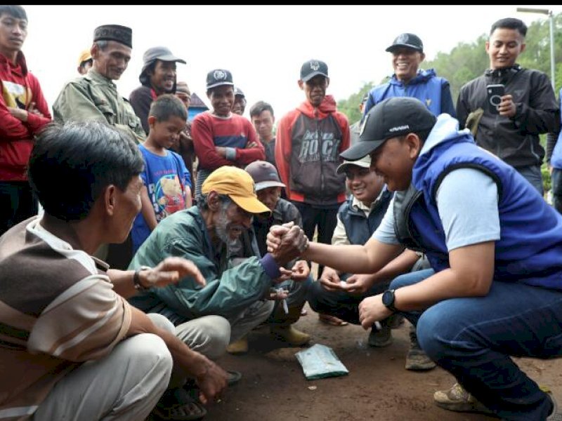 Bupati Bantaeng Ilham Azikin melaksanakan program Dokter Traveling di Kampung Babangeng, Desa Pa'bumbungan, Kecamatan Eremerasa, Kamis (20/07/2023).