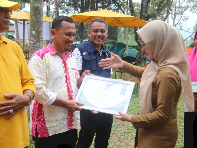 Bupati Lutra Indah Putri Indriani menyerahkan Perhiptani Awards 2023.