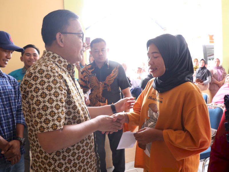 Bupati Bantaeng Ilham Azikin menyerahkan Bantuan Pangan Non Tunai (BPNT) secara simbolis kepada 286 Keluarga Penerima Manfaat (KPM) di Desa Biangkeke, Kecamatan Pa'jukukang, Jumat (21/07/2023).