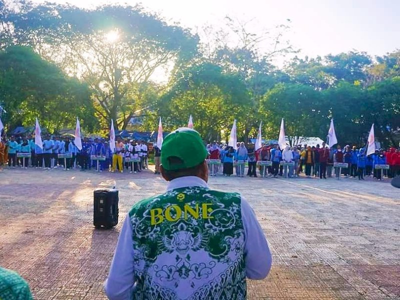 Wakil Bupati Bone Ambo Dalle melepas kontingen PGRI yang akan bertanding di ajang Porseni PGRI Sulsel.