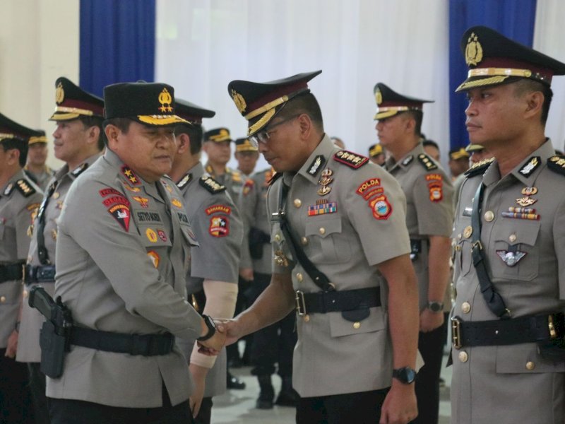 Kapolda Sulsel Irjen Pol Boedi Moempoeni Harso memimpin upacara serah terima jabatan (Sertijab) 4 PJU dan 4&nbsp;Kapolres&nbsp;di jajaran&nbsp;Polda Sulsel. 