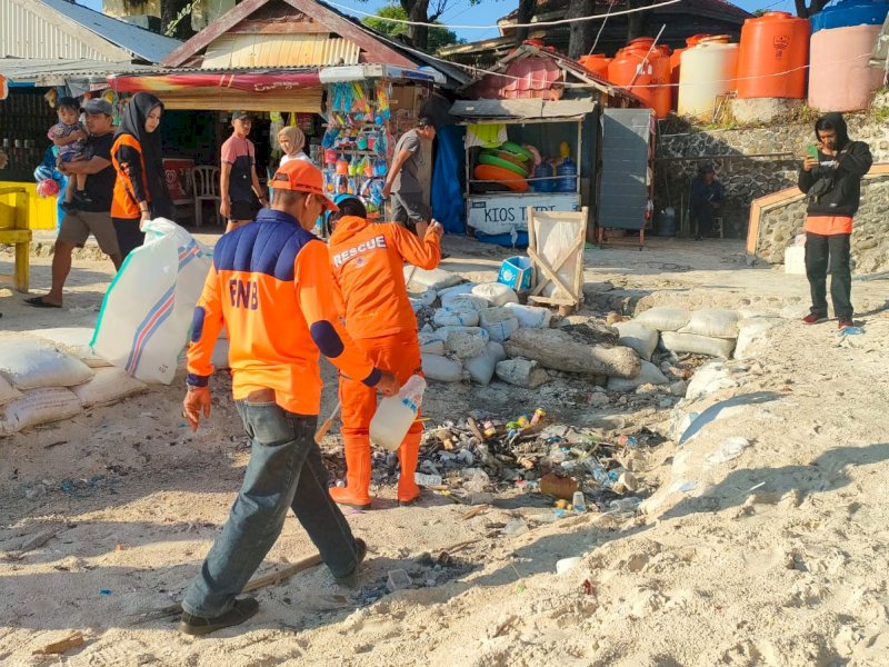 BPBD Bulukumba menggelar aksi bersih pantai di Kawasan Wisata Tanjung Bira. 