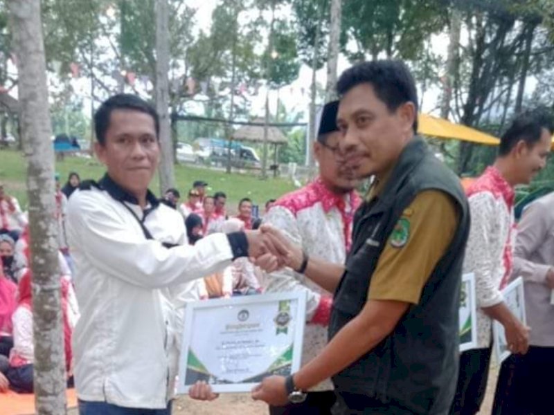 Seprianus Sapalli, penyuluh pertanian asal Baebunta mendapat Perhiptani Awards. 