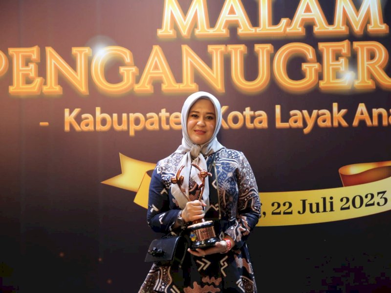 Wakil Walikota Makassar, Fatmawati Rusdi menerima penghargaan KLA di Hotel Padma, Kota Semarang Jawa Tengah, Sabtu (22/7/2023).