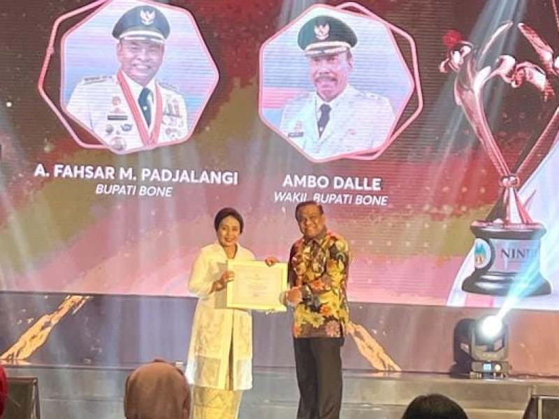 Penghargaan KLA diserahkan Menteri PPPA I Gusti Ayu Bintang Darmawati Puspayoga kepada Bupati Bone Andi Fahsar M Padjalangi. 