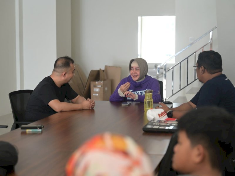Ketua Perbasi Kota Makassar, Indira Jusuf Ismail meninjau kantor baru Perbasi. 