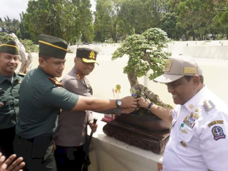 Bupati Bone Andi Fahsar M Padjalangi membuka Pameran dan Kontes Nasional Bonsai. 