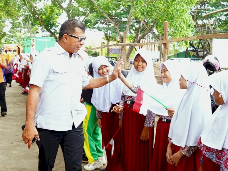Bupati Bulukumba Muchtar Ali Yusuf memberi perhatian pada pendidikan anak. 
