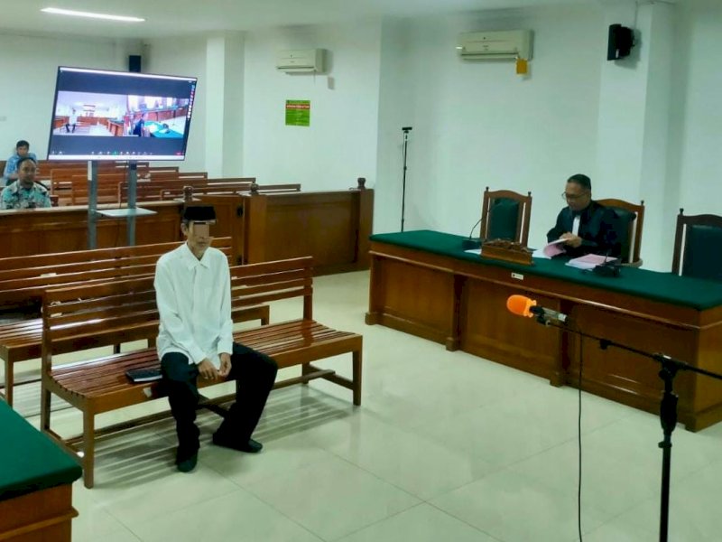 Terdakwa Saleh saat mendengarkan tuntutan jaksa. 