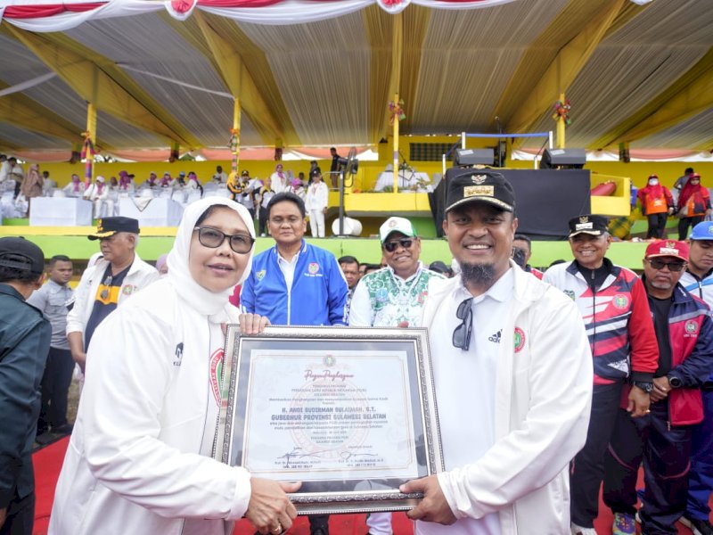 Gubernur Sulsel Andi Sudirman Sulaiman menerima penghargaan dari  Persatuan Guru Republik Indonesia (PGRI) pada Porseni PGRI Sulsel, Kamis (27/7/2023).